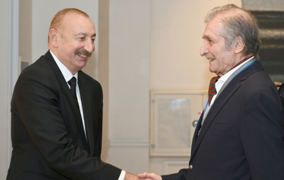 Le président Ilham Aliyev, la première dame Mehriban Aliyeva et les membres de leur famille visitent l’exposition rétrospective « Mon Abcheron : et plus encore » VIDEO