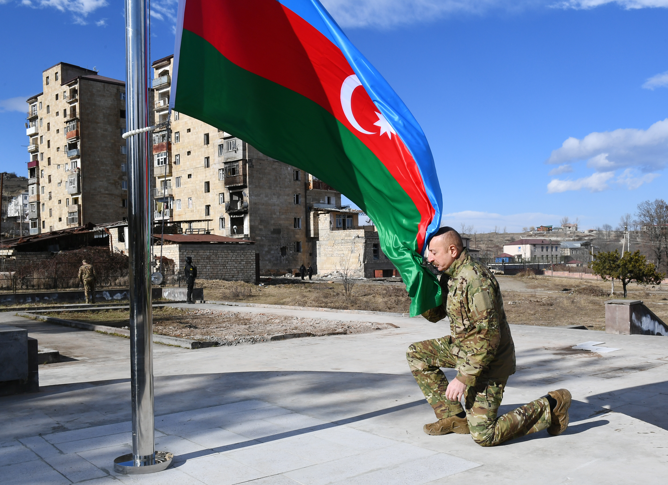Азербайджан захватил. Шуша 2021 Азербайджан. Флаг Азербайджана в Шуше.